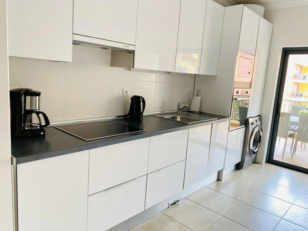 George's Quinta das Palmeiras, a 2 bedroom apartment in luxury complex, walking distance to town