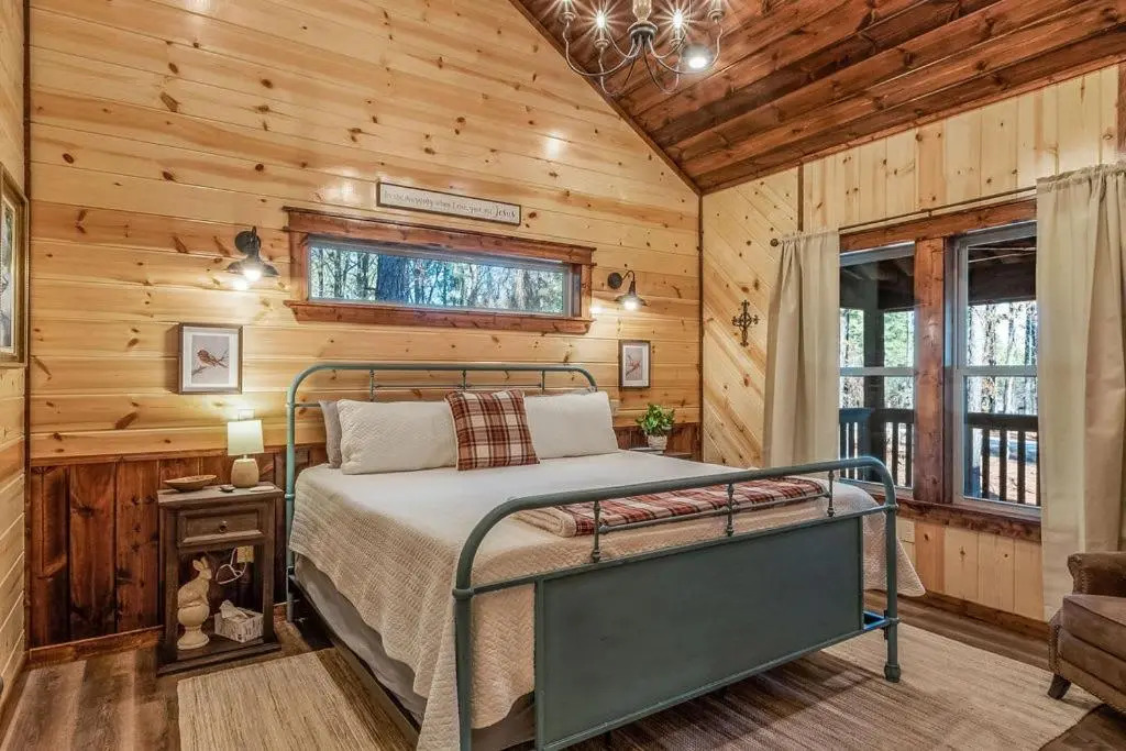 Large Luxury 2BR Cabin w Hot Tub Double Trouble was designed for fun comfort and memories minutes from buzzling Hochatown and beautiful Beaver Bend State Park