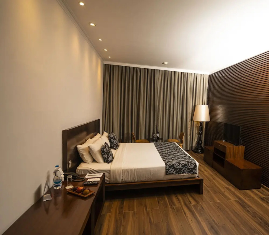 Summit Montana Suites & Spa at Mall