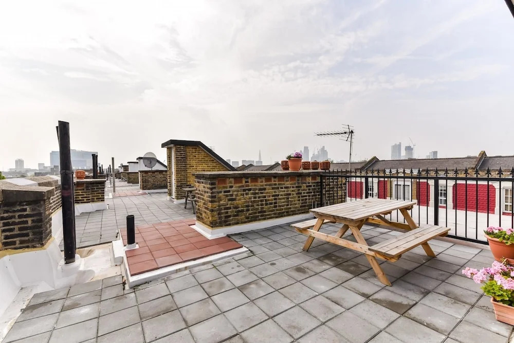 New Super 2 Bed Flat Bethnal Green London Zone 2!