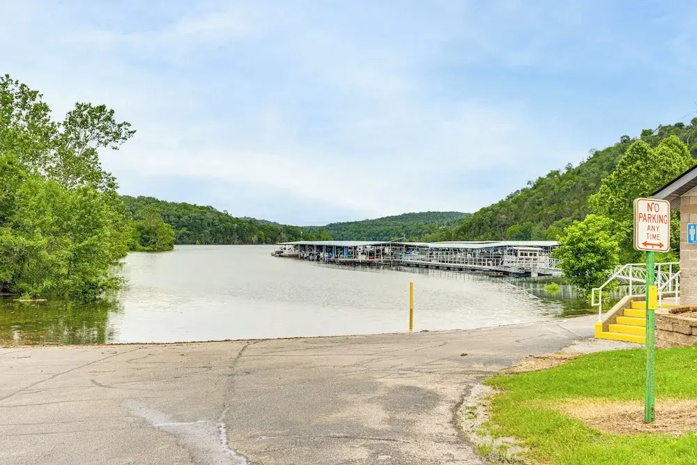 Table Rock Lake Retreat: Walk to Shore!