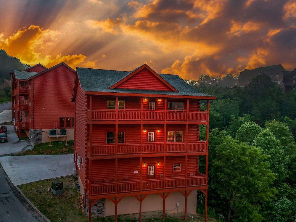SmokyStays Indoor Heated Pool Cabin