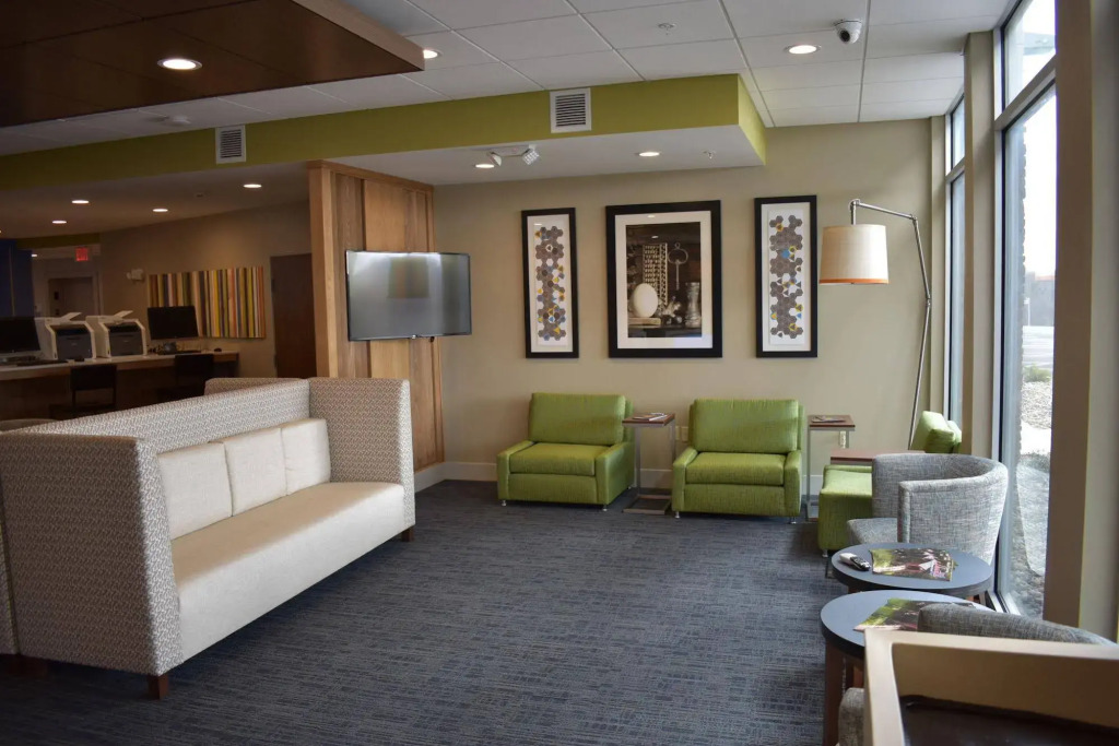 Holiday Inn Express & Suites Parkersburg East by IHG
