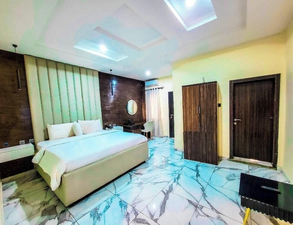 Creestar Hotel and Suites