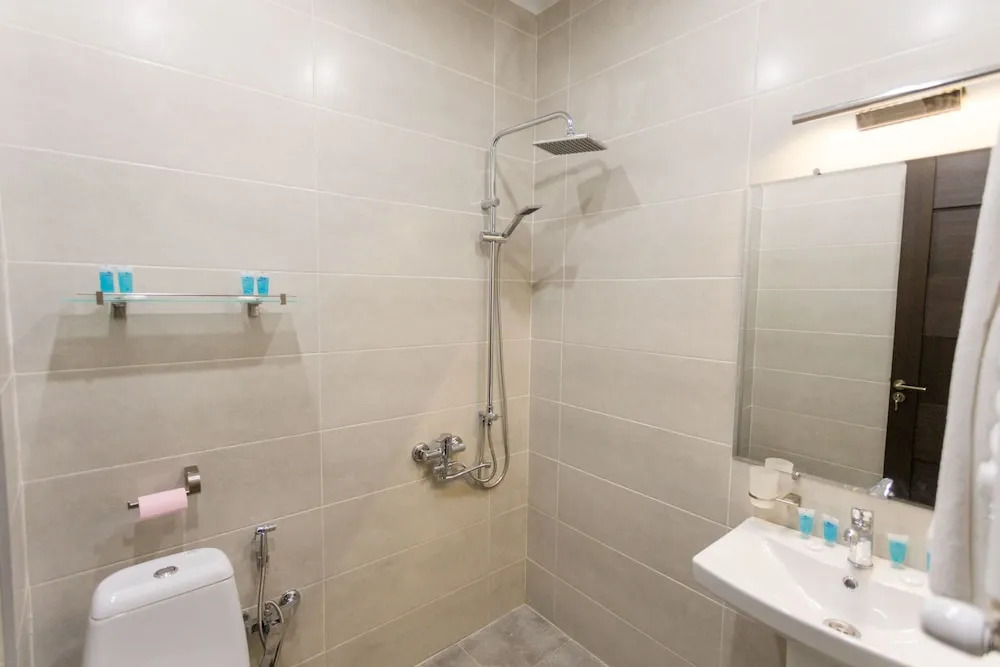Falcon Apartments - 300 Aragveli