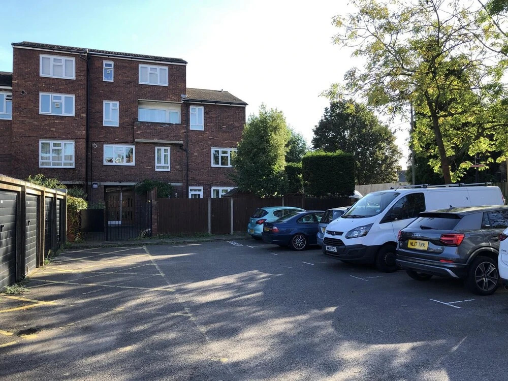1 Bed-sleeps 4-free Parking-15 Min to Putney