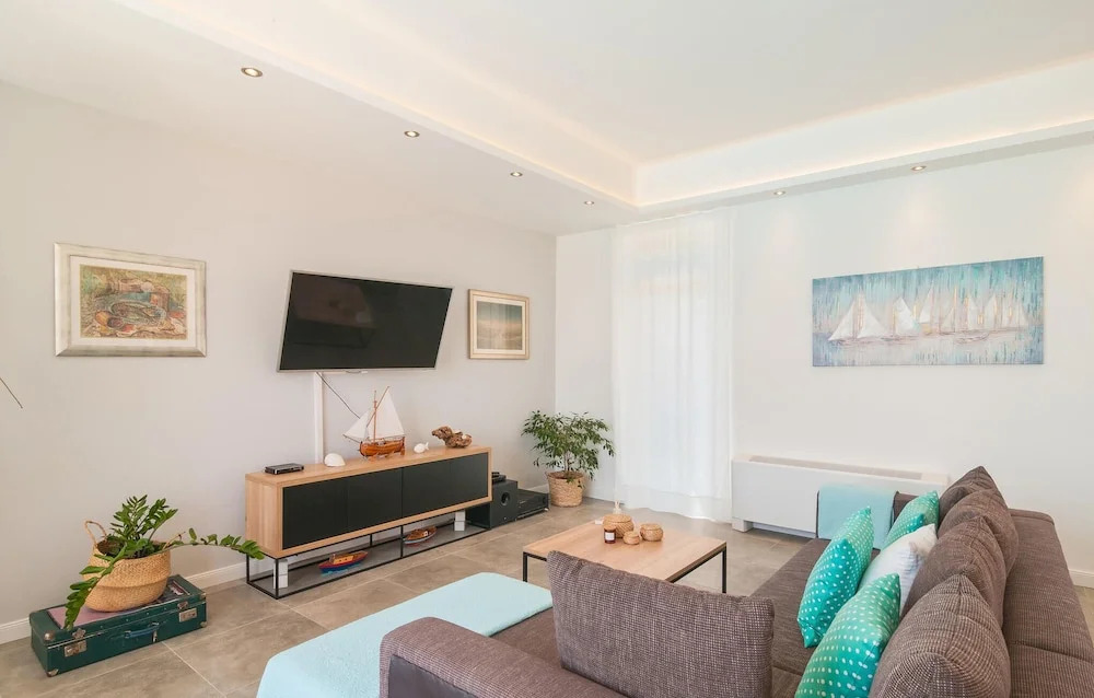 Stunning Home in Sutivan With Wifi, Outdoor Swimming Pool and Heated Swimming Pool