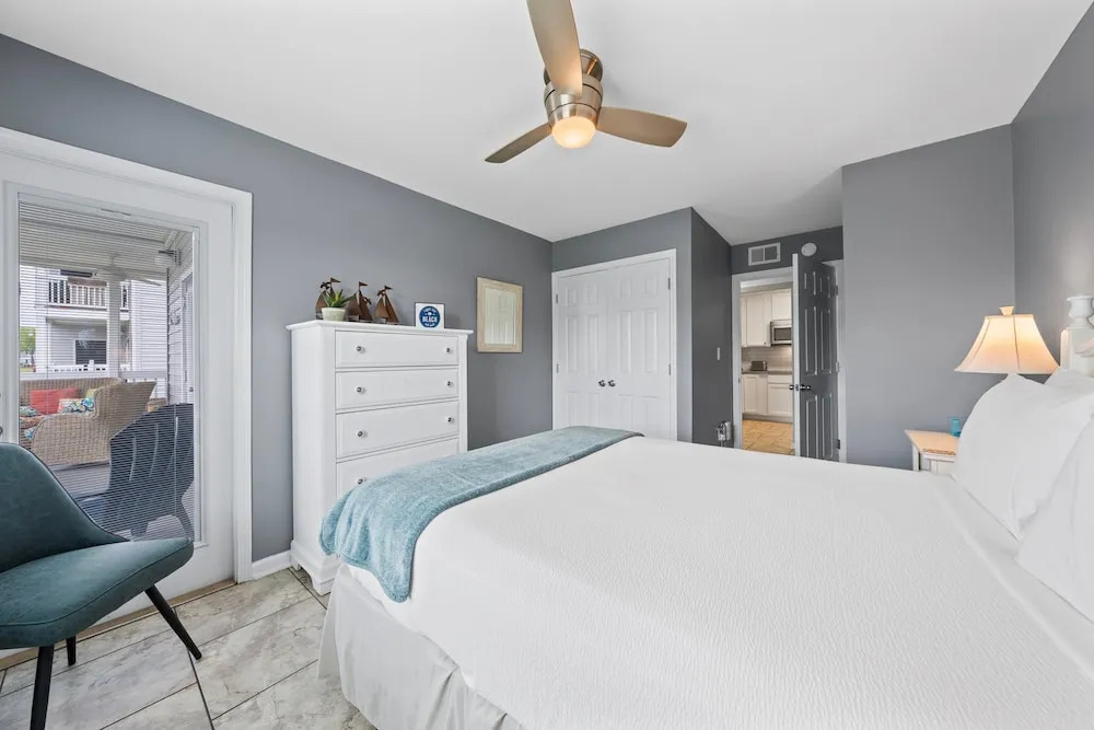 Cozy Condo Near Baseball Fields and Zoo- Pool Tennis Courts Pickleball