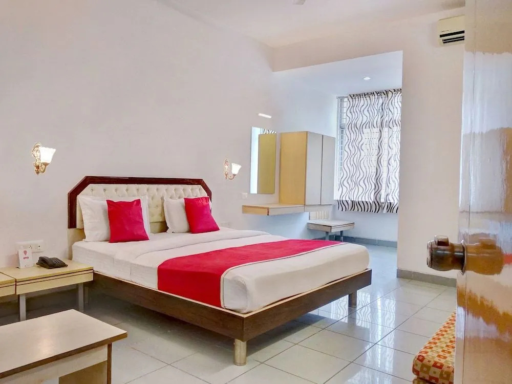 OYO 11093 Hotel Rathod Suites