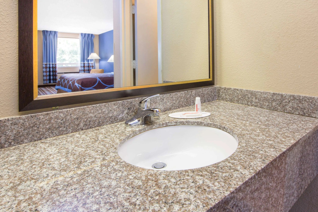 Super 8 by Wyndham Dothan