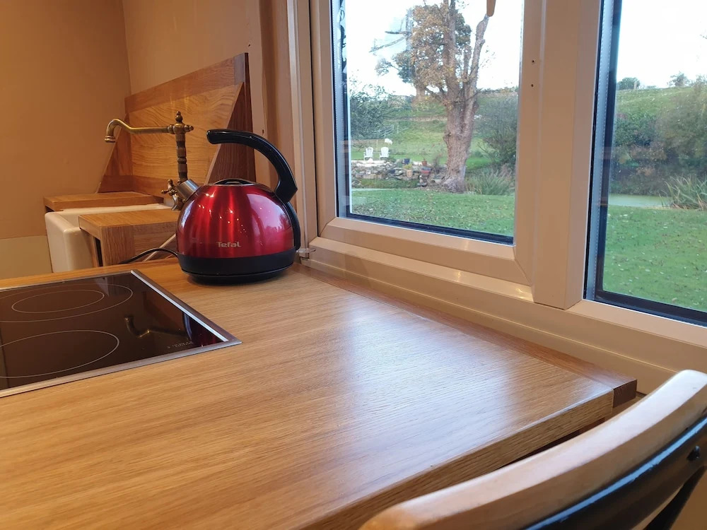 Riverside Cabin - Sleeps 2 - HotTub - Parking