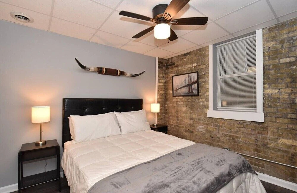 Modern Meets Vintage! Renovated 1 BR in Milwaukee