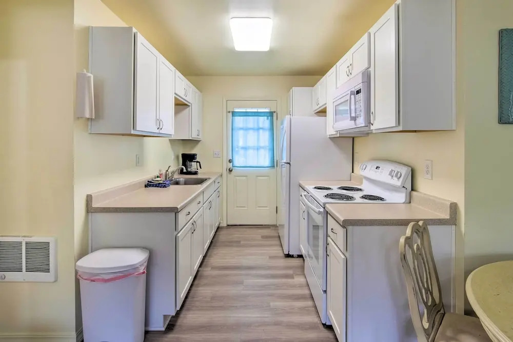 Winchester Bay Apt Near Dunes & State Parks!