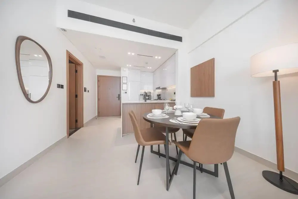 Vibrant 1-bedroom in JVC Sleeps 4 With Balcony
