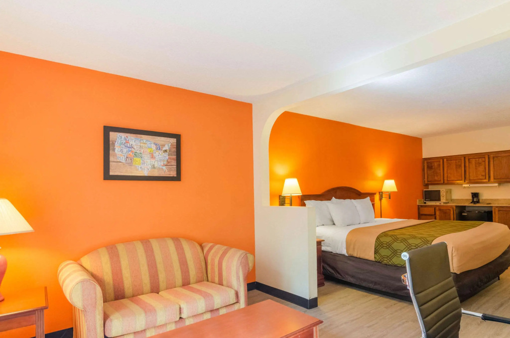 Econo Lodge Inn & Suites Gulfport Airport