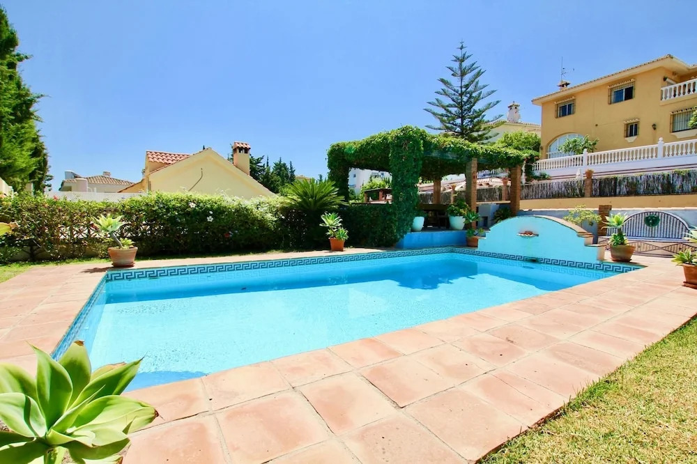 4BR Villa Milana, Private Pool, Sea Views. Wifi, 3 Mins Drive to the Beach