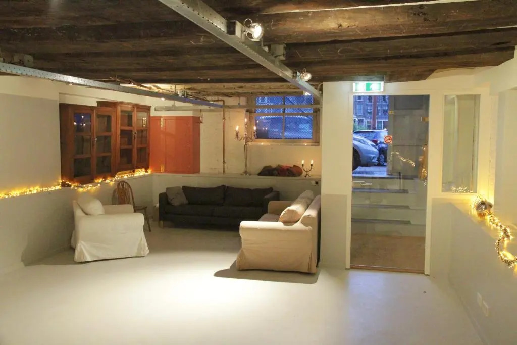 Top-notch space along canal in historic centre