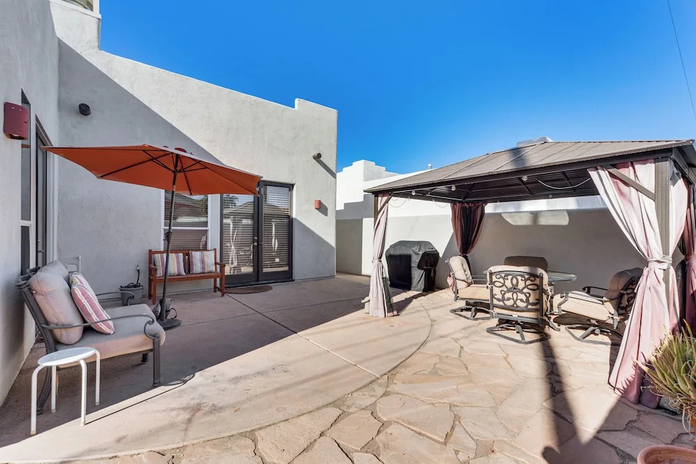 222396 3BR Escape w/ Fire Pit: 1 Mi to Old Town