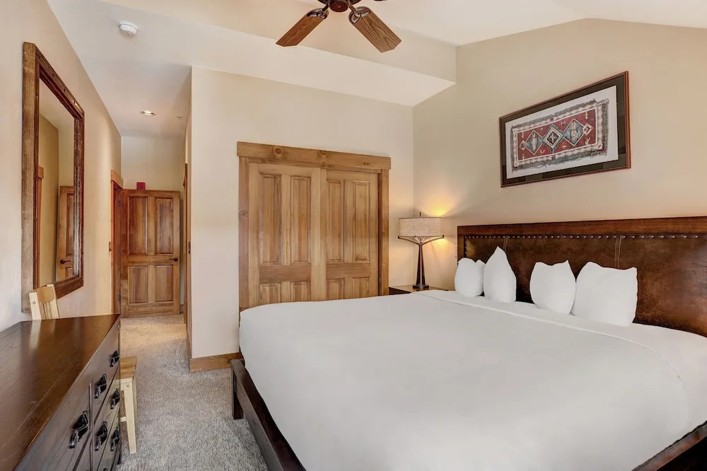 3br Sweeping Snowcapped Views + Expansive Balcony - Sleeps 9 3 Bedroom Condo by RedAwning