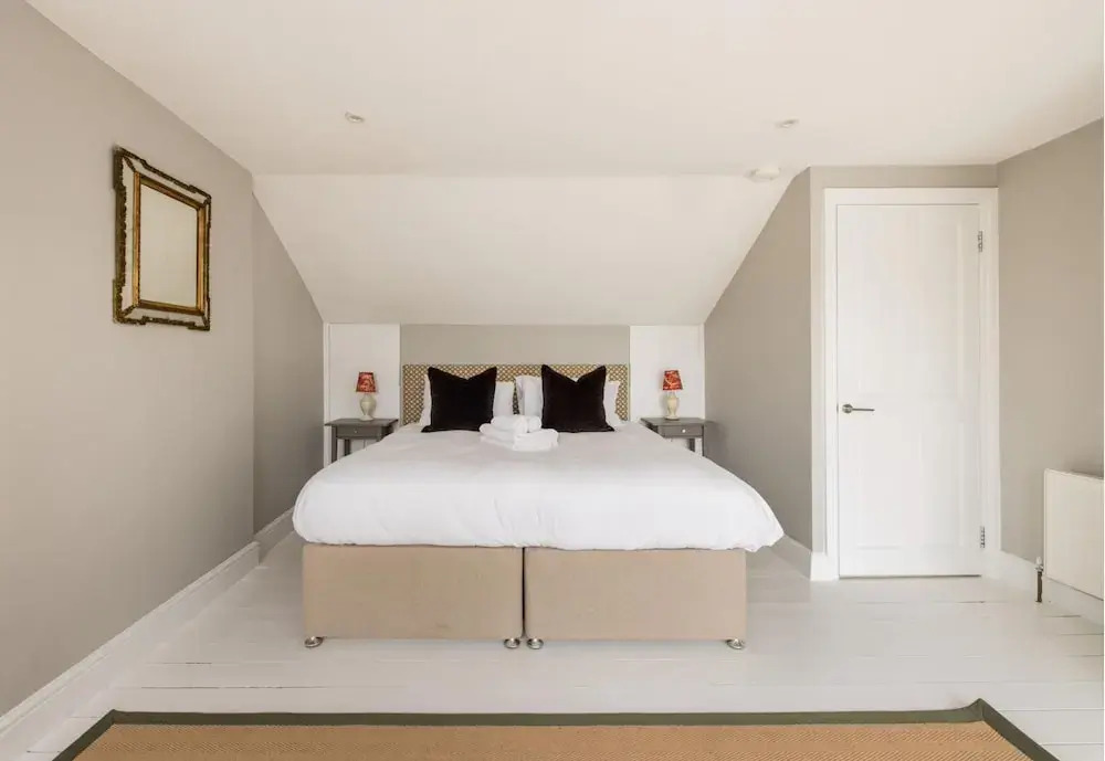 The Thames Embrace 3 BR & Garden House