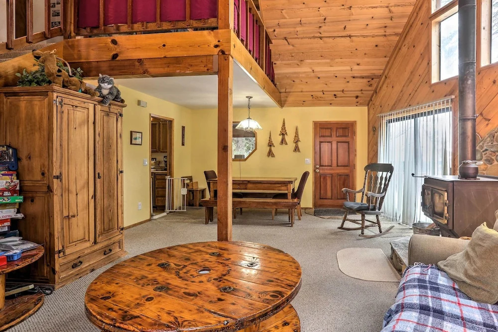 Truckee Winter Escape 6 Mi to Ski Slopes!