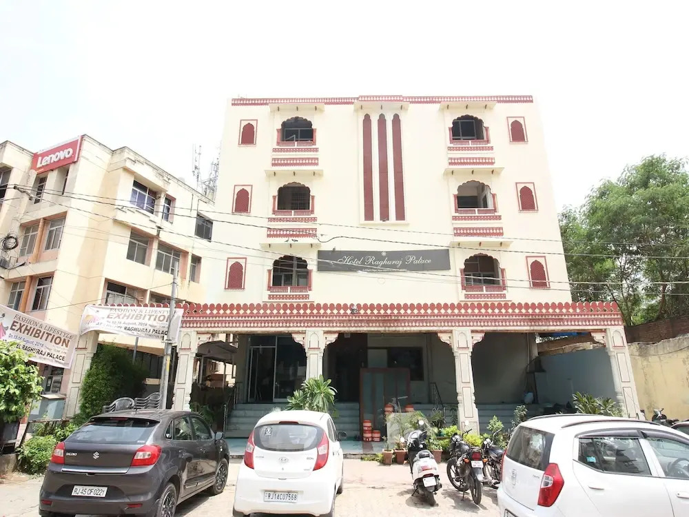 OYO 12115 Hotel Raghuraj Palace