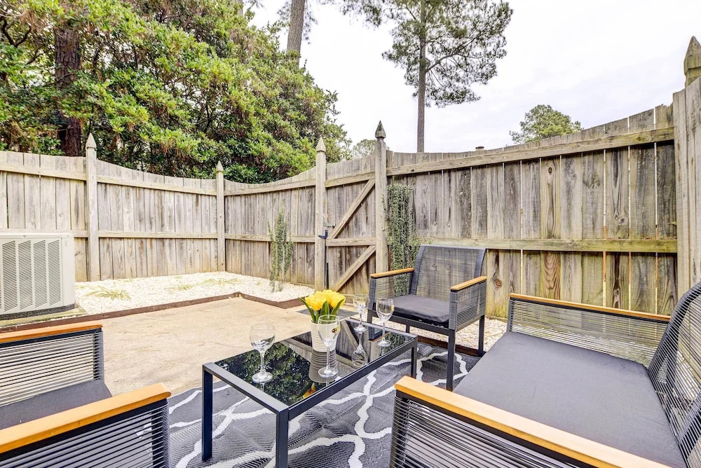 Contemporary Townhome ~ 7 Mi to Dtwn Raleigh