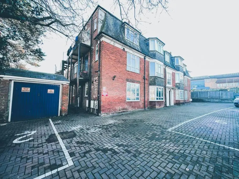 Modern 3 ground floor Parking and Garden