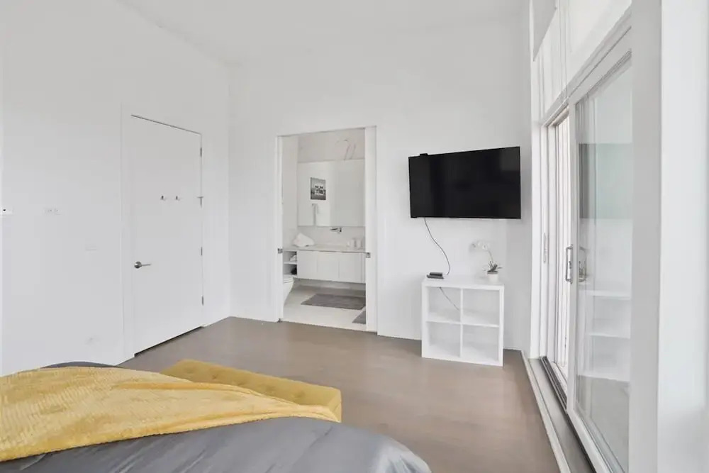Stunning 4BD Penthouse in Ukrainian Village