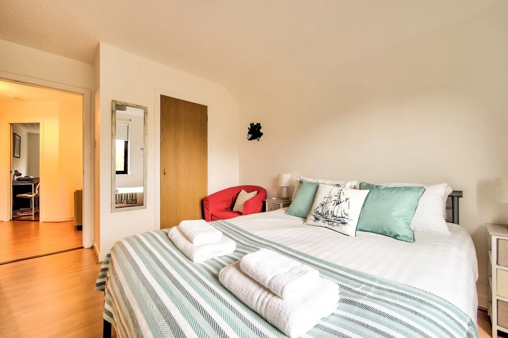 Large Two Bedroom Flat 10 min Bus Ride to Centre