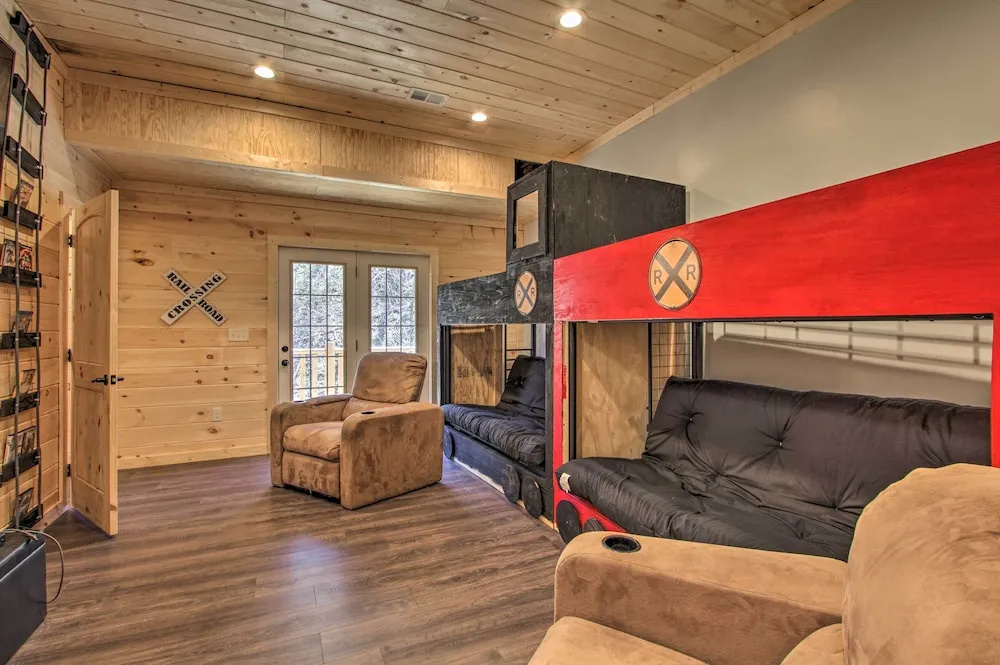 'the Phoenix' Cabin w/ Hot Tub in Gatlinburg!