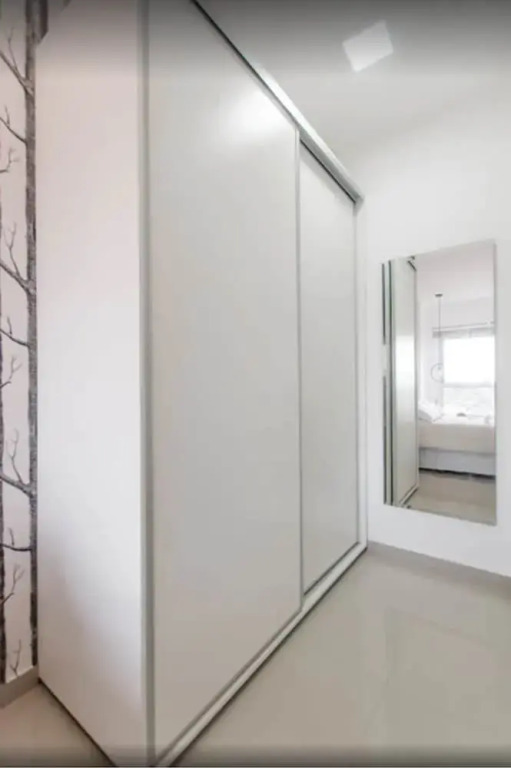 Modern 1 BR Apartment