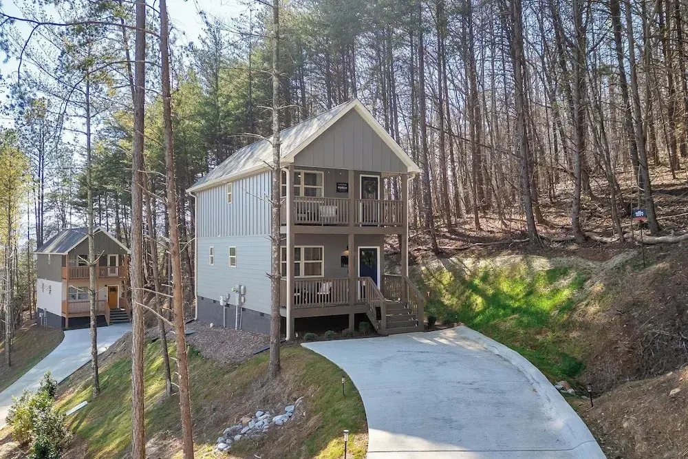 Ideal Location & Mountain Views: Chattanooga Home!
