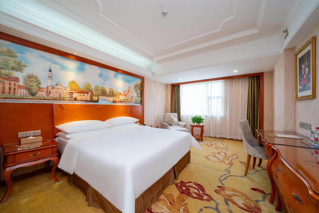 Vienna International Hotel (Shenzhen Bantian Yangmei Metro Station)