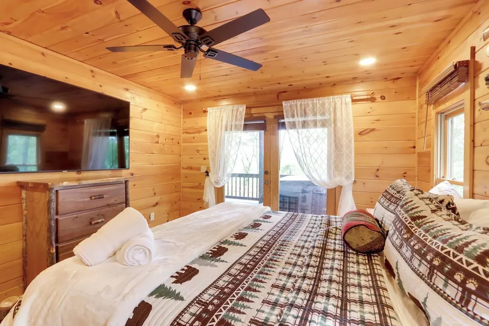 Cottage w/ Hot Tub: 3 Mi to Downtown Blue Ridge!
