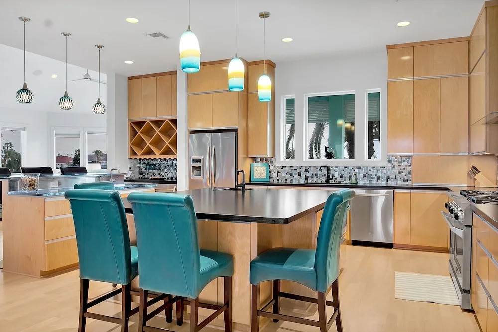 1893bays 5 Bedroom Home
