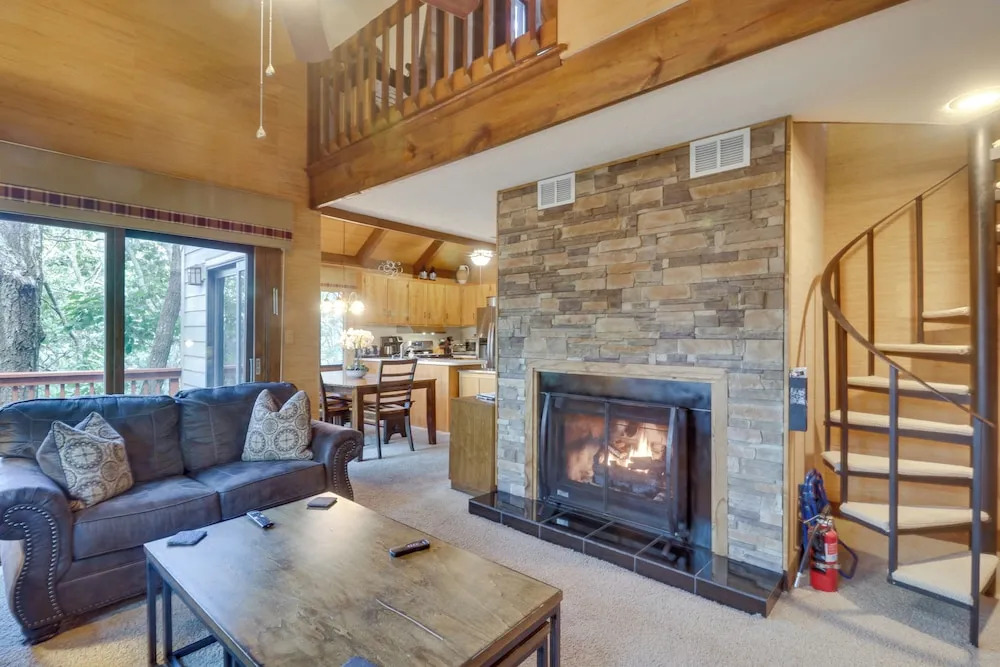 Wintergreen Home w/ Hot Tub, Deck & Mountain Views