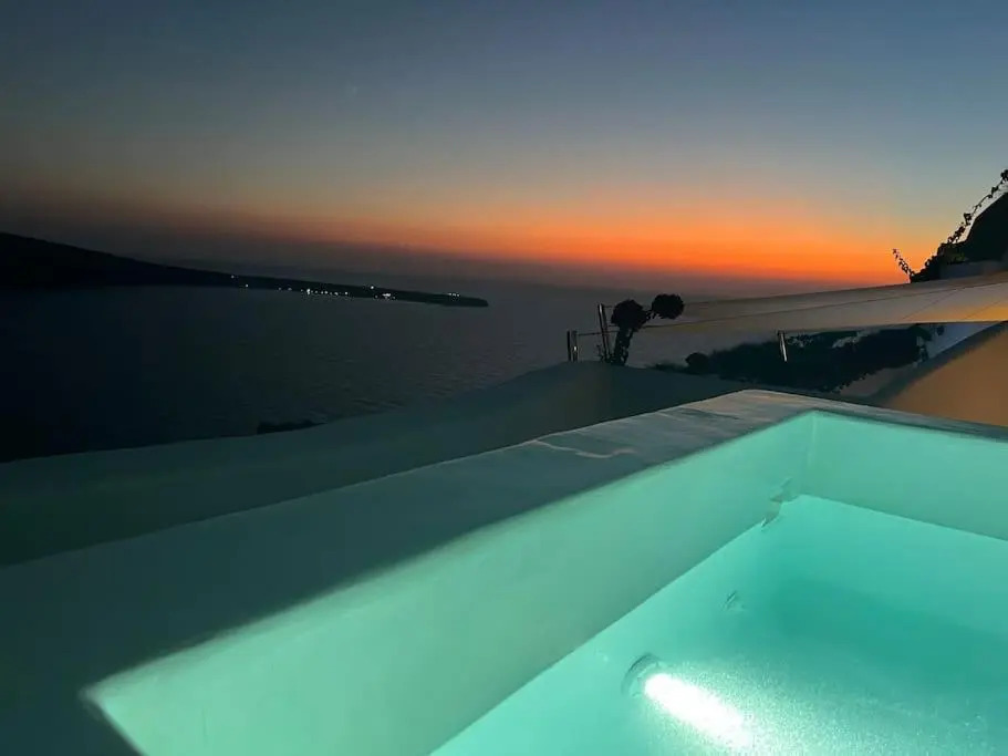 Lioyerma Cave Villa2 with Private Hot Tub