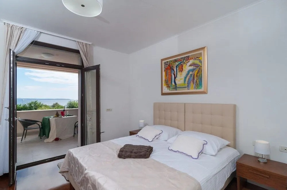 Luxury Rooms Near the Beach