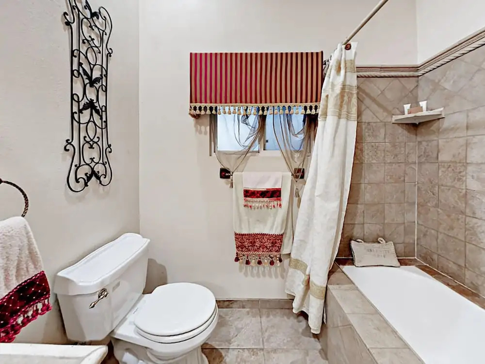 Charming Lake Balboa - 3 Br Home