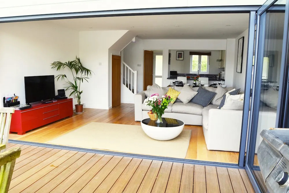 Stylish New England lakeside retreat in the Cotswold Water Park