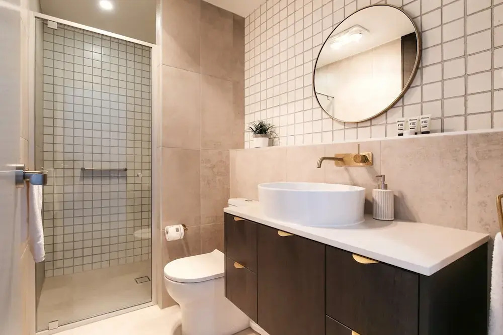Elegant Bay Side 1-bed Apartment With Views