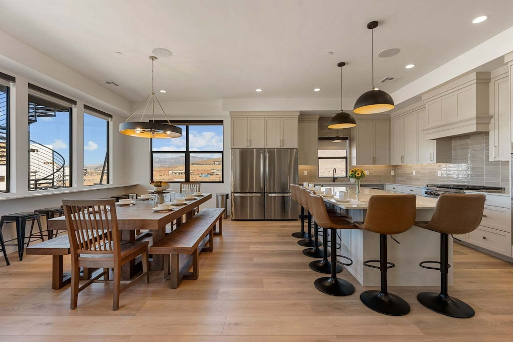 Pickleball Penthouse 10 Bedroom Home