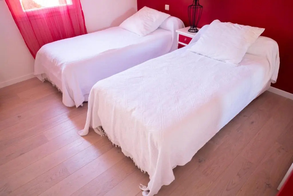 Plaisant villa with pool, close to the beach