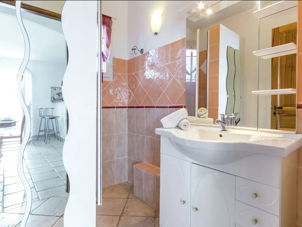 Detached Holiday Home Near the Truffle Capital of Aups, With a Shared Swimming Pool
