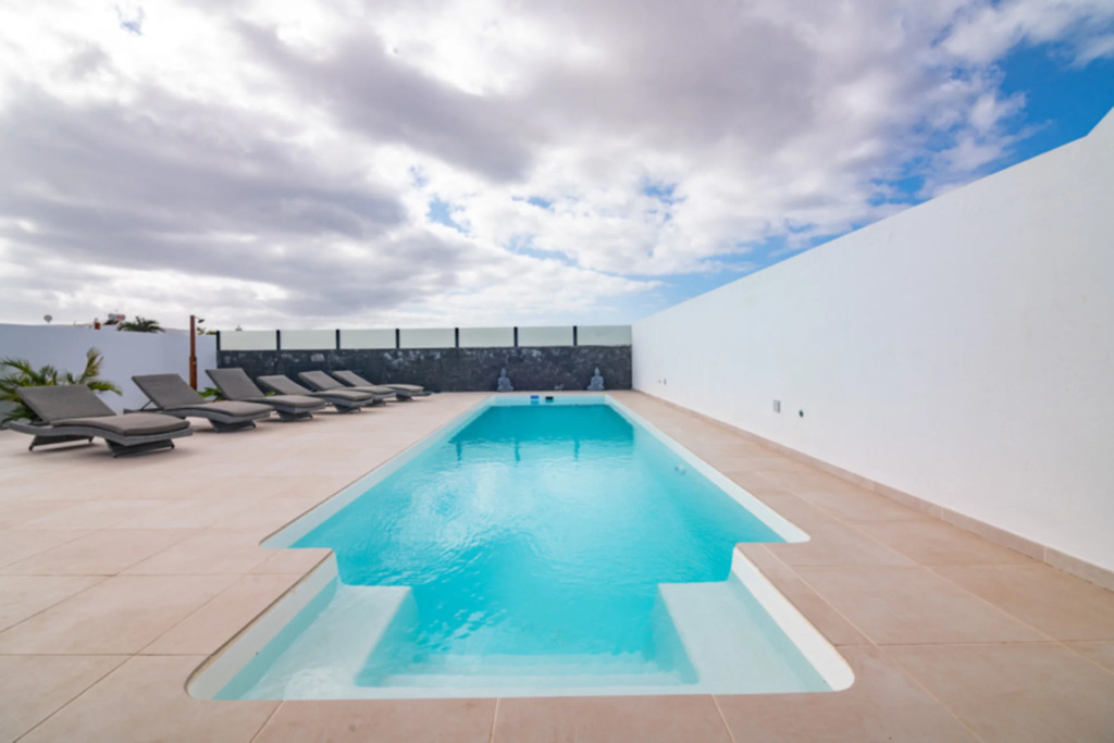 Villa AZAHAR Suites - beautiful and modern 3 bedroom property