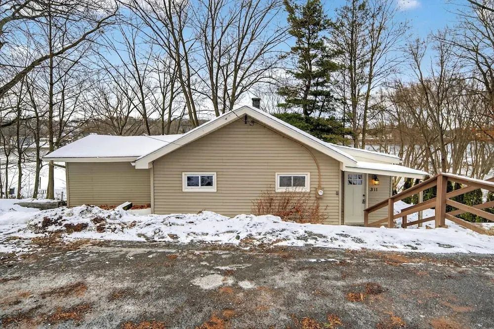 Riverfront Home w/ Tranquil Views in Schaghticoke