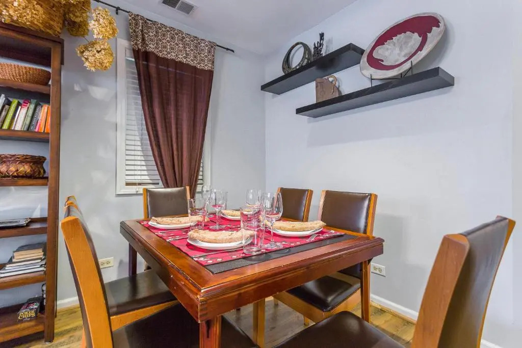 Old Town-Gold Coast Huge 5 br Home/ Free Parking/ Breakfast/ Pets OK/ Back Yard/ Walk Everywhere