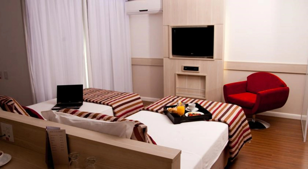FLAT NO MERCURE BRASÍLIA LIDER, COM LIMPEZA DIÁRIA GRÁTIS, AO LADO DA ESPLANADA DOS MINISTÉRIOS, ESTÁDIO MANÉ GARRINCHA E CENTRO DE CONVENÇÕES, COM PISCINA, ACADEMIA, RESTAURANTE, RECEPÇÃO 24HS By REI DOS FLATS