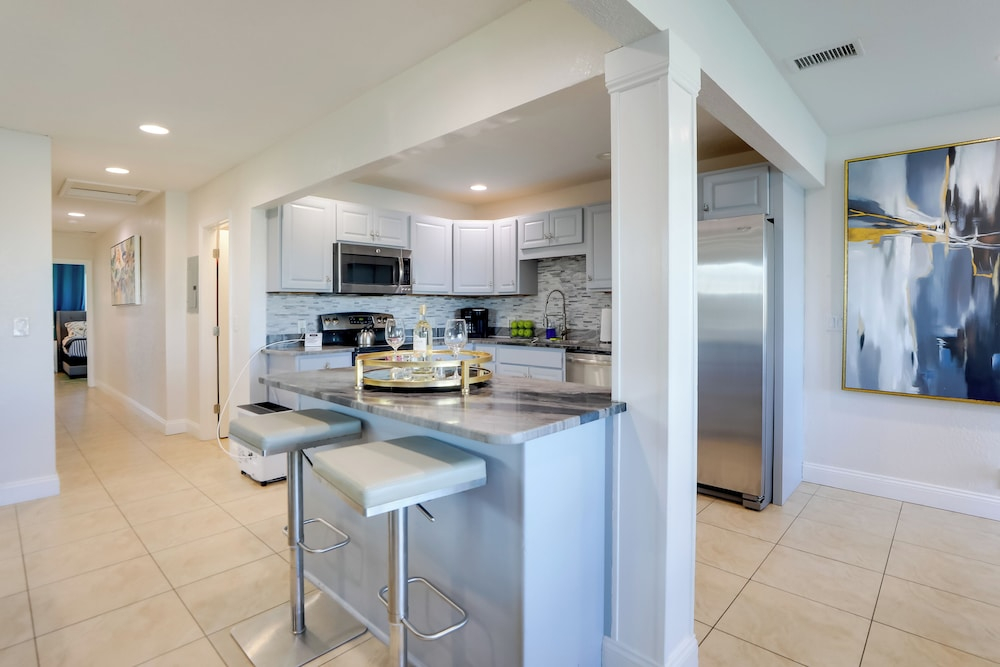 1 Block to Beach! Boutique Condo at Johns Pass